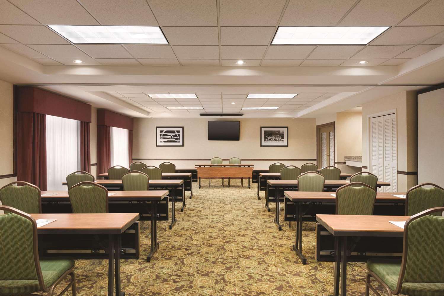 Country Inn & Suites By Radisson, Des Moines West, IA 46/48
