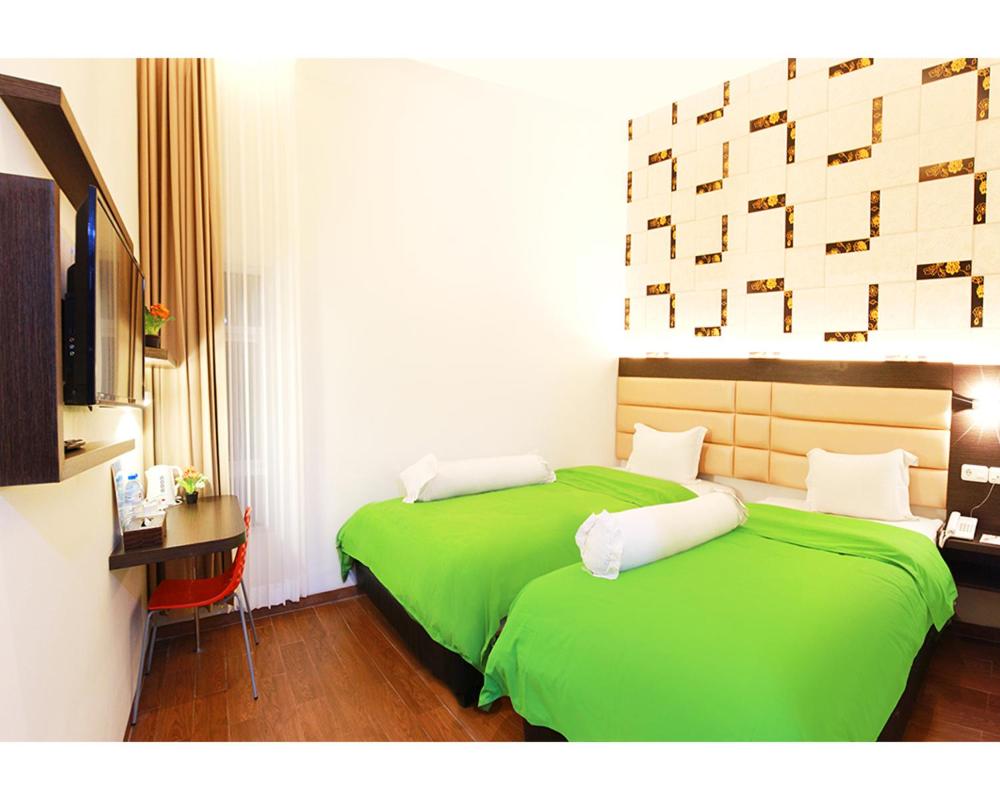 Emerald Hotel 24/42