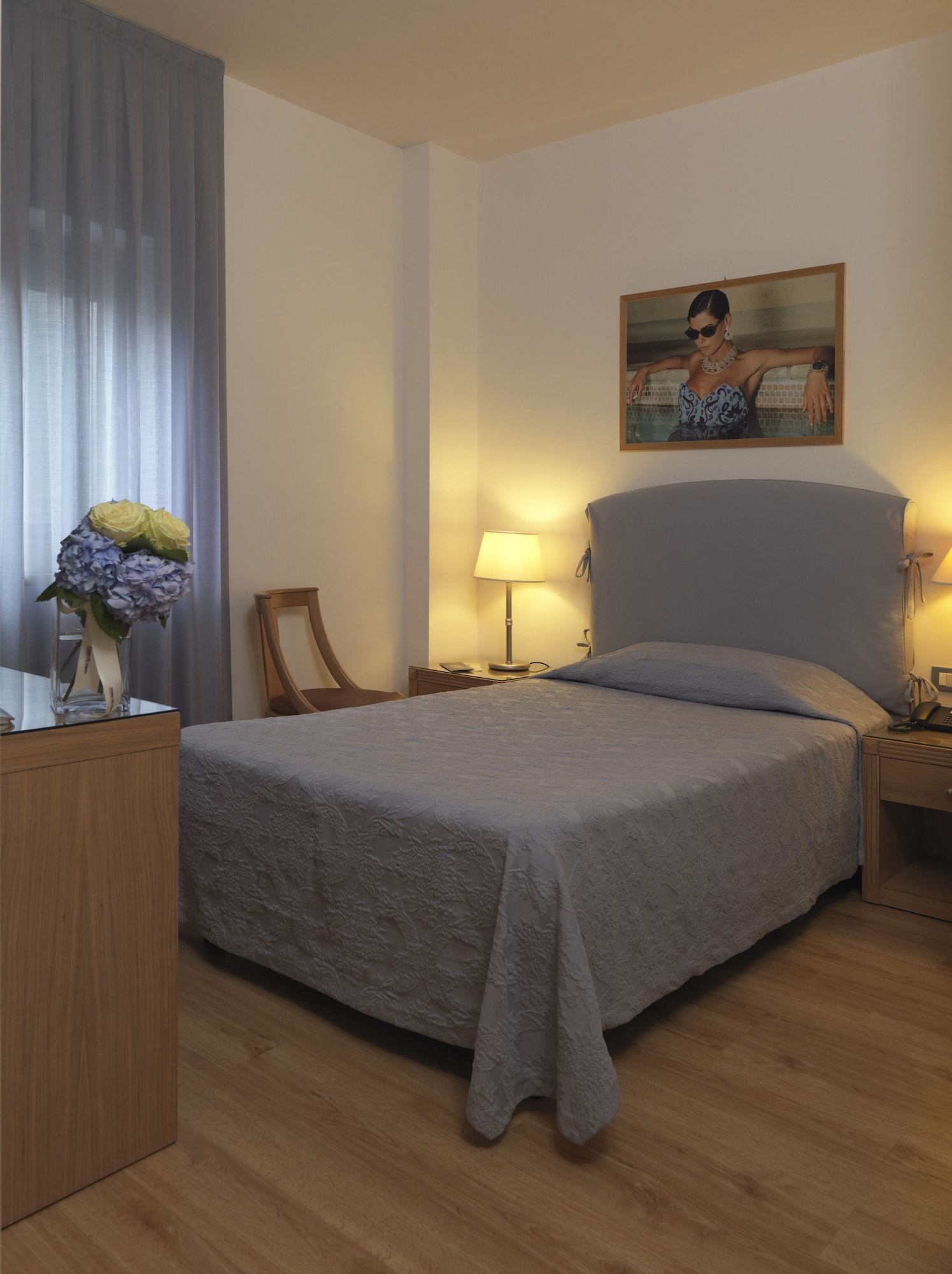 ROOM, SINGLE