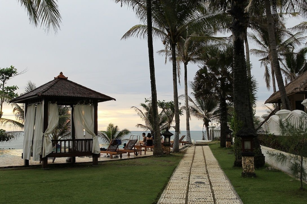 Queen Of The South Resort 20/24