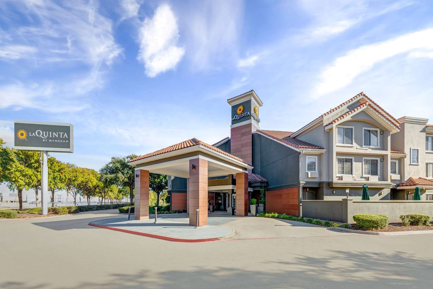 La Quinta Inn & Suites by Wyndham Dallas DFW Airport North 49/55