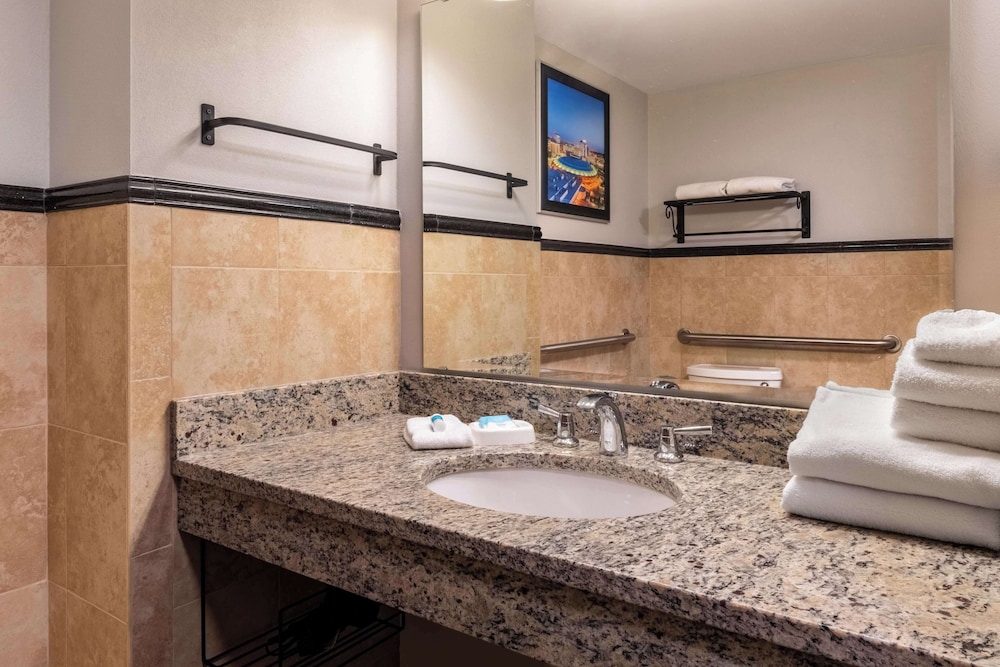 Drury Plaza Hotel Broadview Wichita 50/50