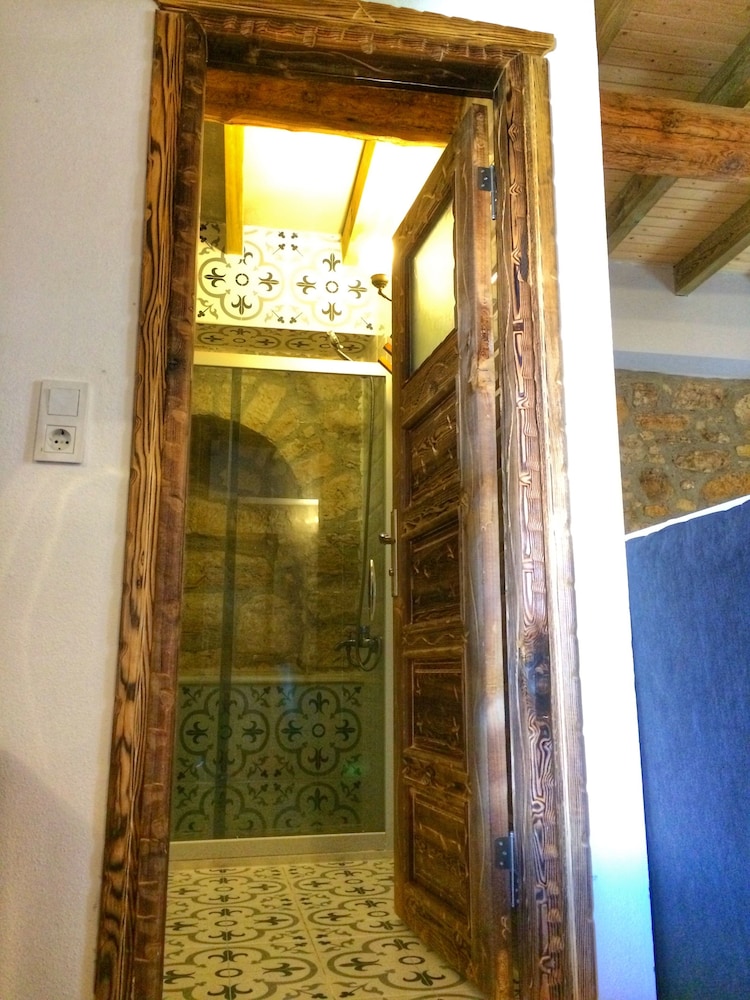 Parmis Boutique House 3/50