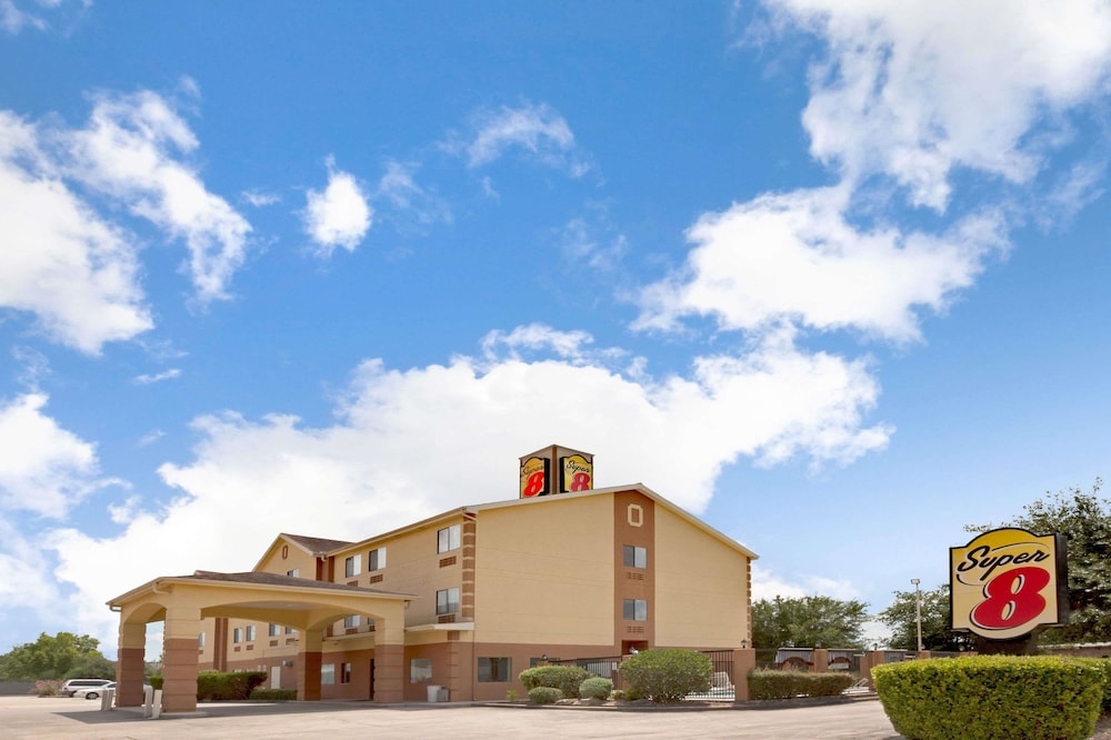 Super 8 by Wyndham Pasadena 2/25