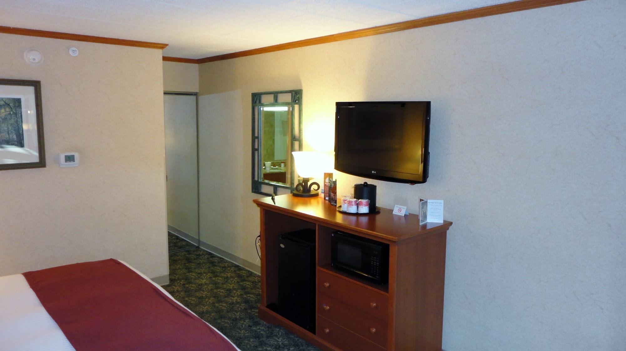 غرفة تقليدية بسرير مزدوج في الطابق الأرضي لذوي الإعاقة، Ramada by Wyndham State College Hotel & Conference Center 4/9