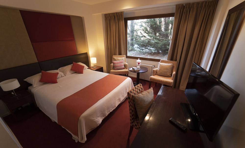 DELUXE, QUEEN BED, LAKE VIEW