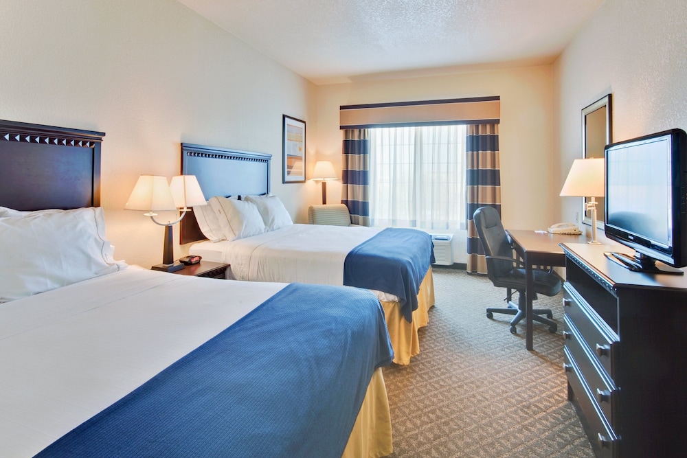Holiday Inn Express Delano Hwy 99 15/49