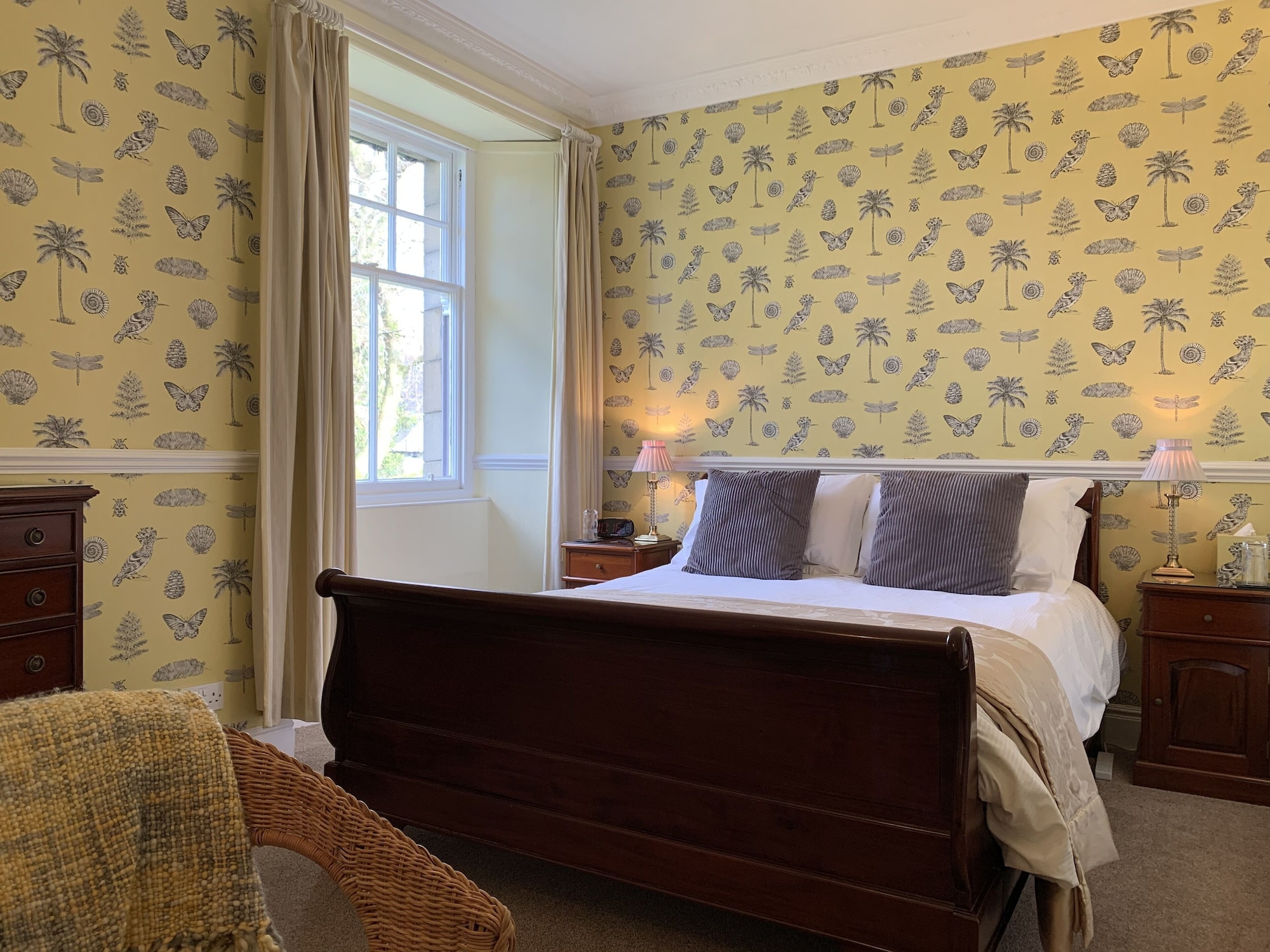 Deluxe, Queen Bed, Garden View