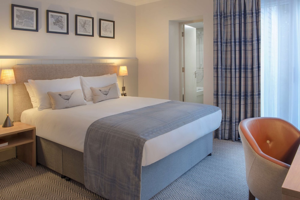 De Vere Latimer Estate 7/50
