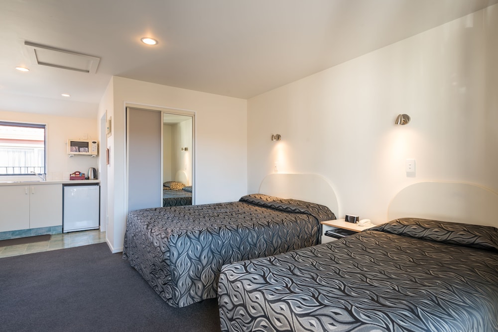 ANNABELLE COURT MOTEL 9/33
