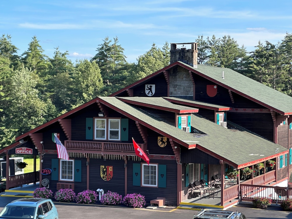 Swiss Chalets Village Inn 1/50