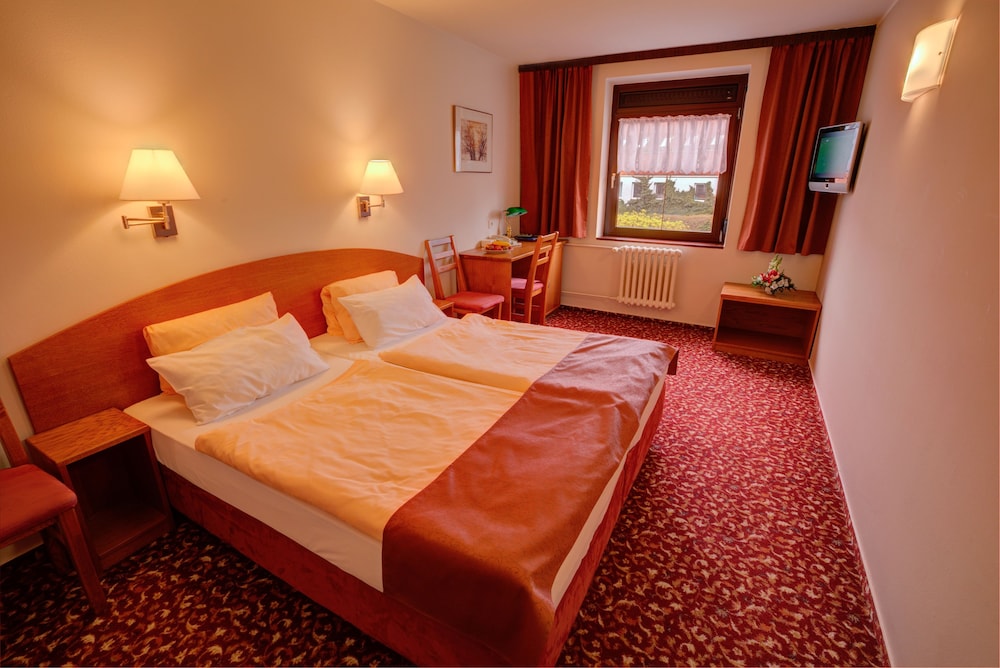 ROOM, DOUBLE OR TWIN BED