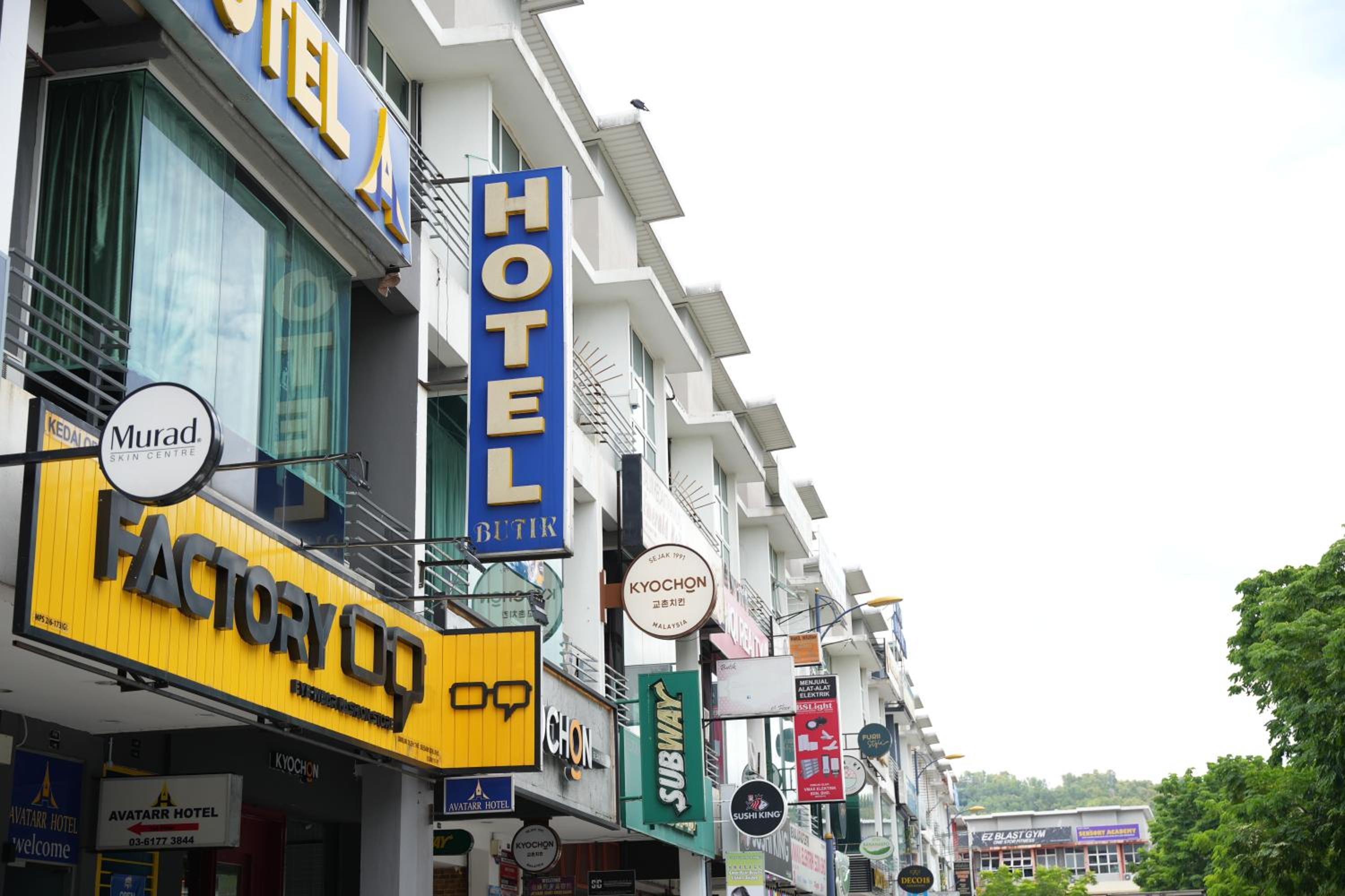 Oyo 44097 Avatarr Hotel 6/49