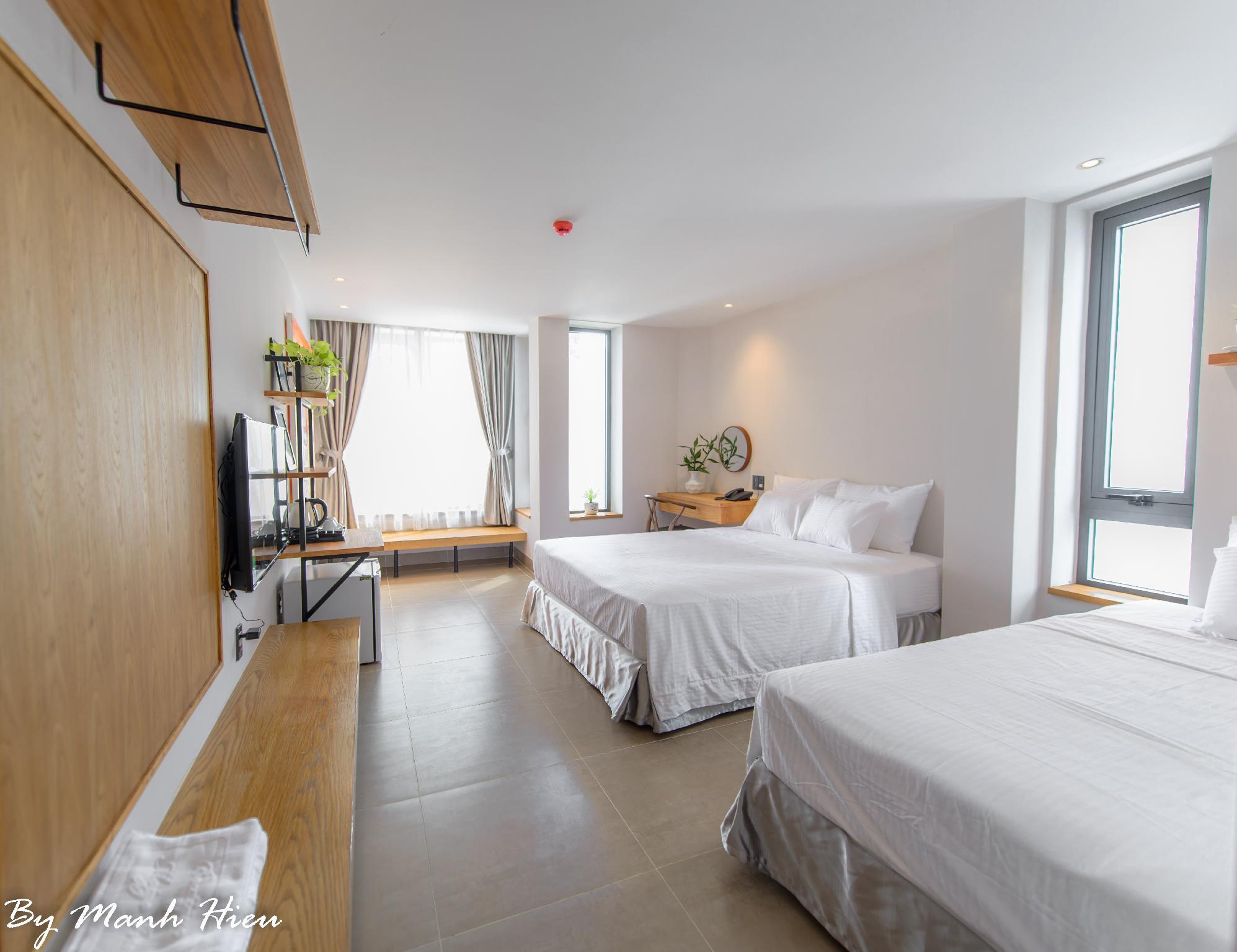 Deluxe, 1 Queen and 1 Single Bed