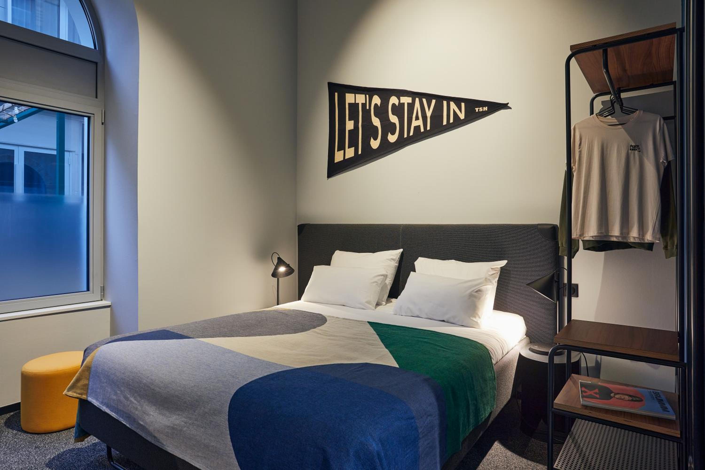 ROOM, QUEEN BED