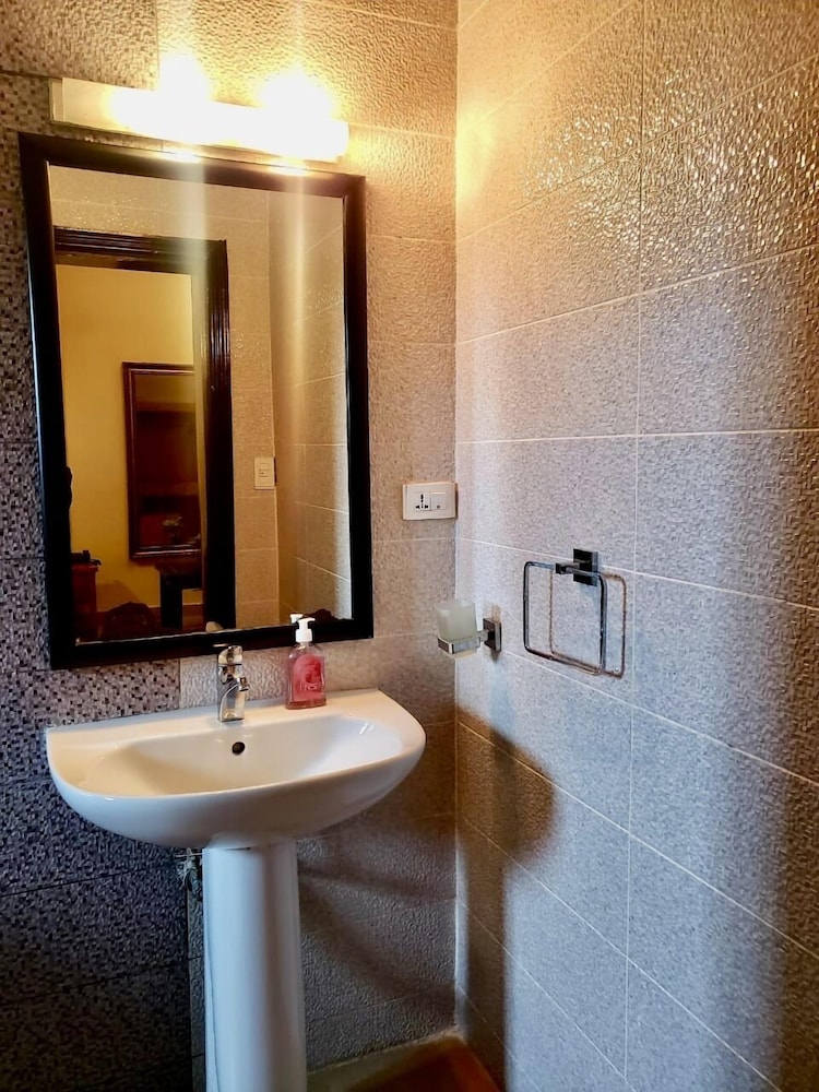 Bella Casa Hotel 50/50