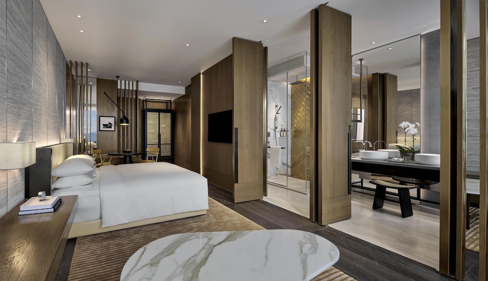 Tower, King Bed