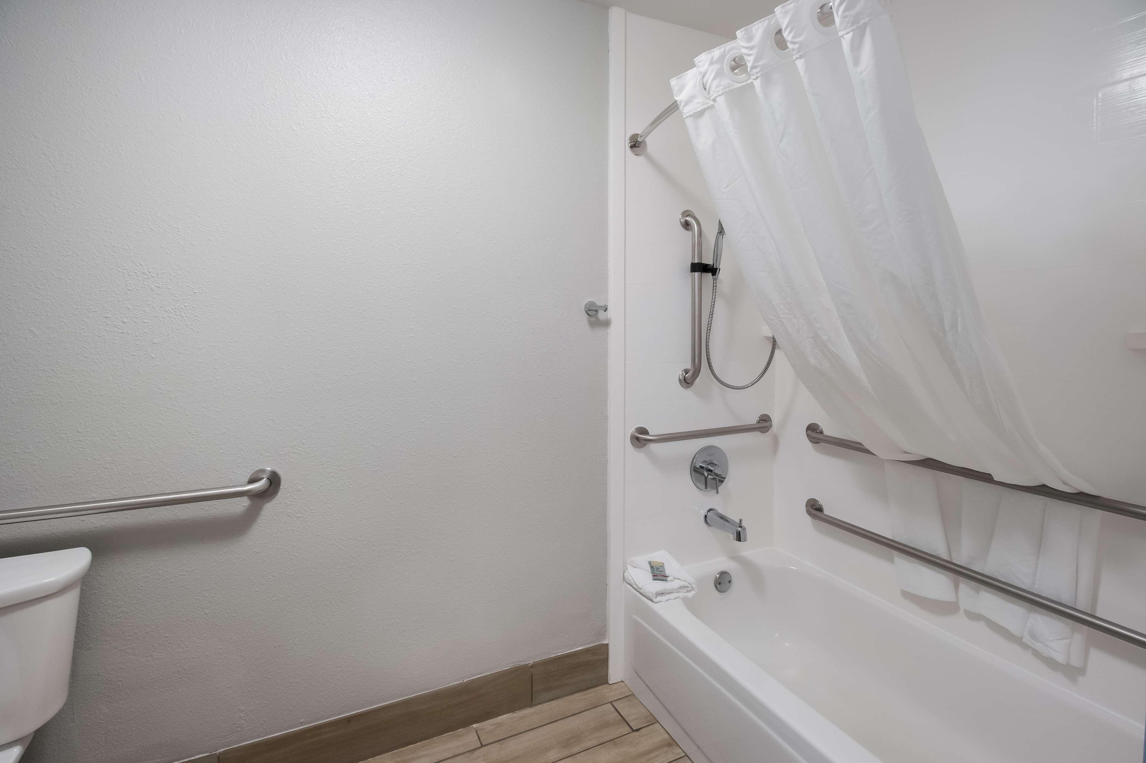 غرفة لذوي الإعاقة، Best Western Mcminnville Inn 2/3