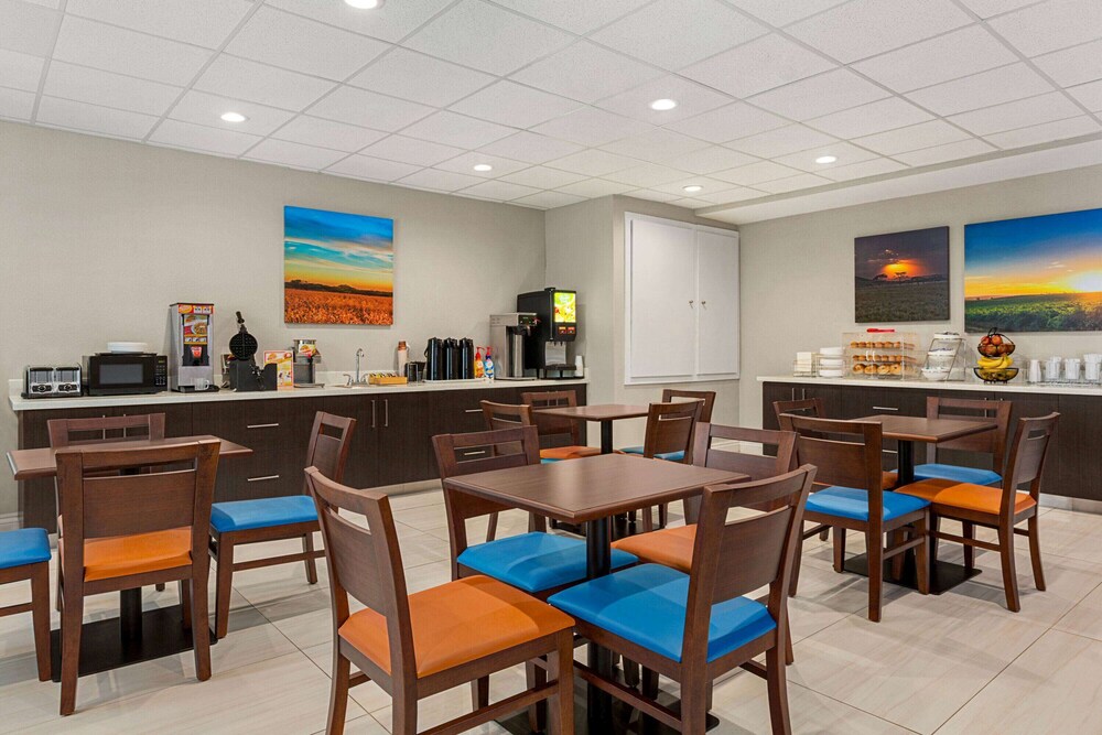 Days Inn & Suites by Wyndham Greater Tomball 52/61