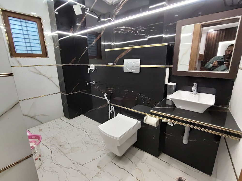 جناح عائلي بسرير كوين وسرير فردي وسرير بطابقين، Muskan Hotel 4/4