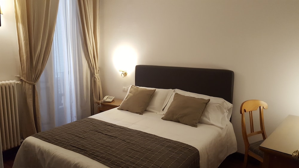 ECONOMY, DOUBLE OR TWIN BED