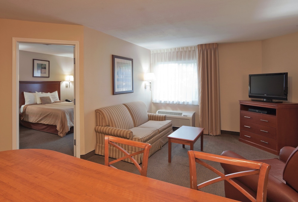 Candlewood Suites Lafayette- River Ranch 30/58