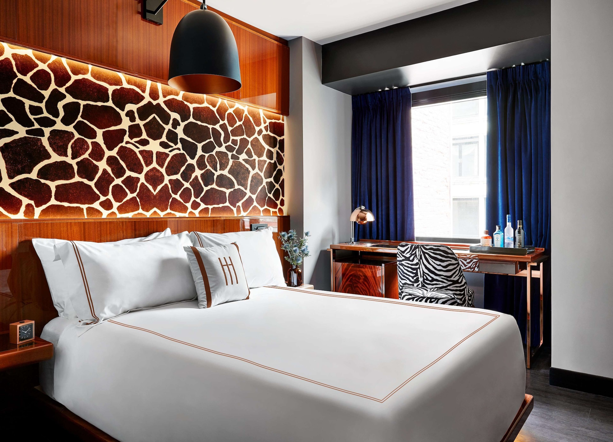 ROOM, QUEEN BED, EMPIRE BUILDING VIEW