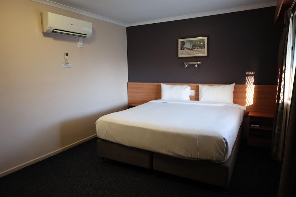 SUN PALMS MOTEL 26/67