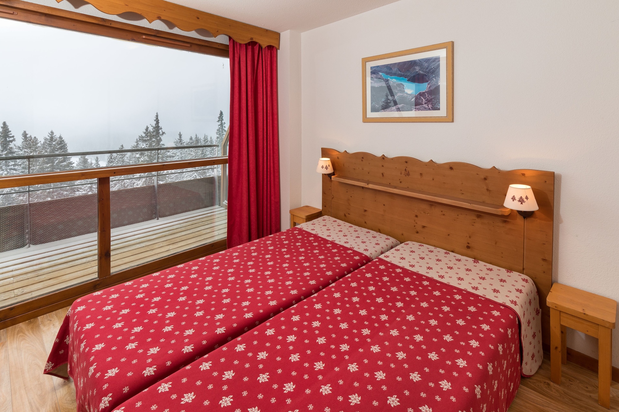 غرفة كلاسيكية بسريرين منفصلين بغرفتين مع أريكة