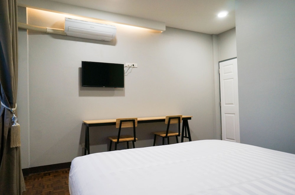 Lux Rooms Night Bazaar 17/33