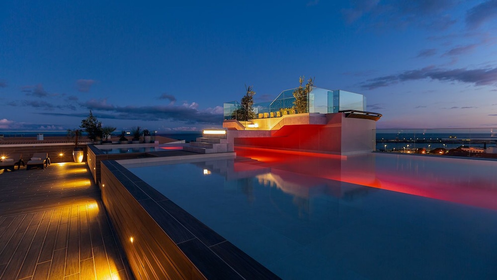 Three House Hotel 33/41