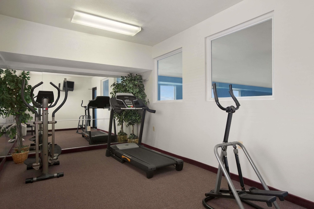 Days Inn & Suites By Wyndham Romeoville 12/26