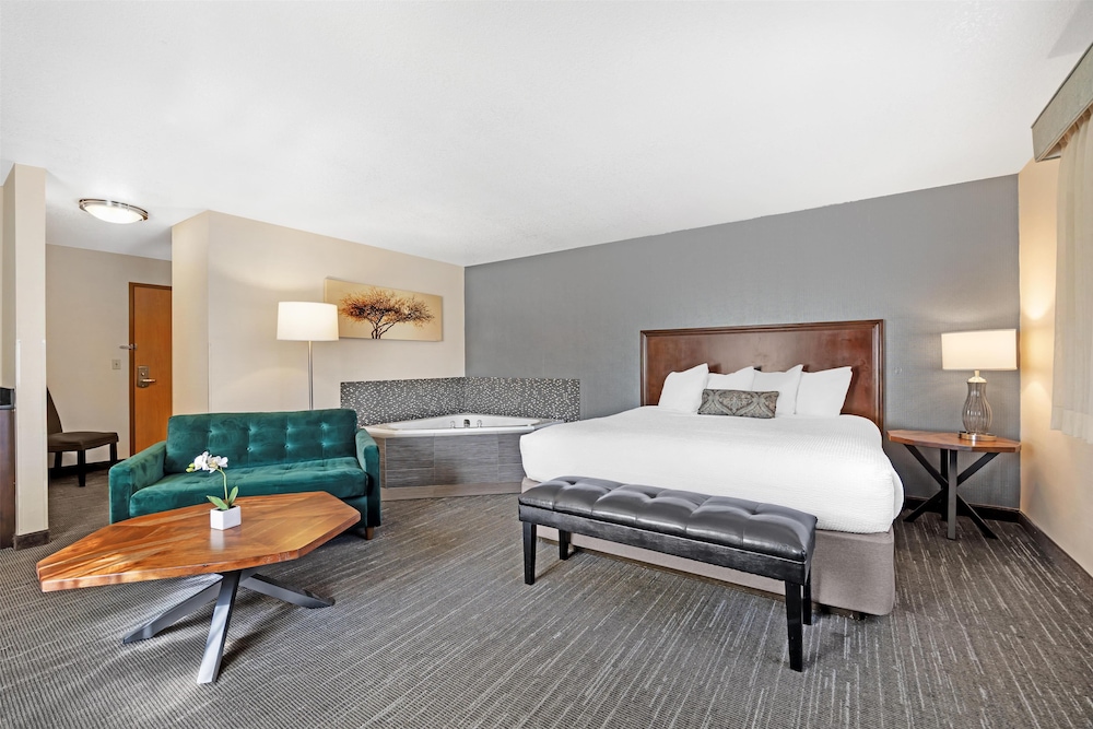 SUITE, KING BED, JETTED TUB