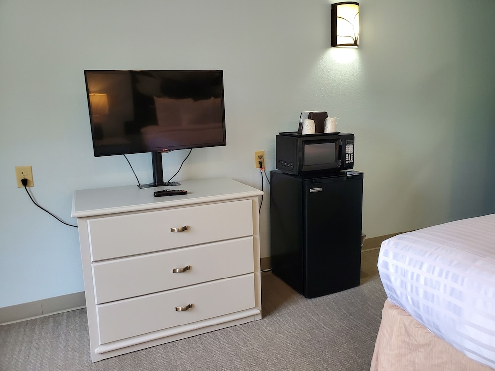 Coastal Inn & Suites Wilmington NC (ex Super 8 Wilmington) 20/27