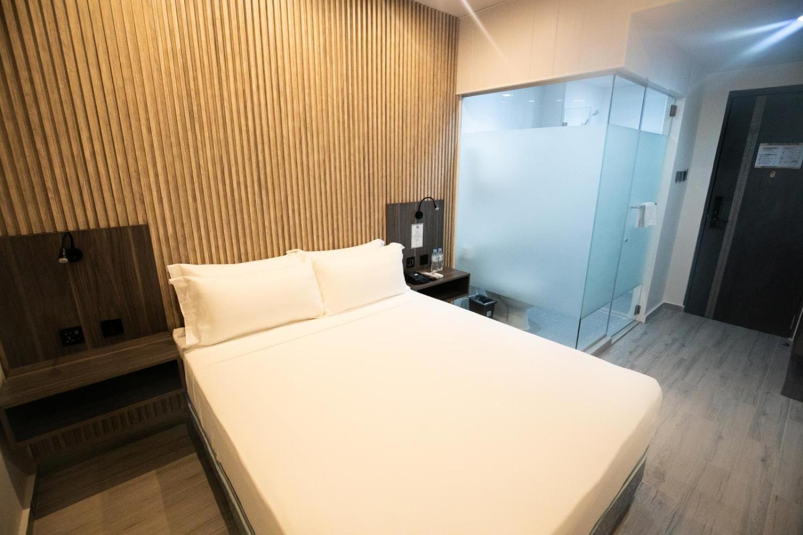 ROOM, DOUBLE BED