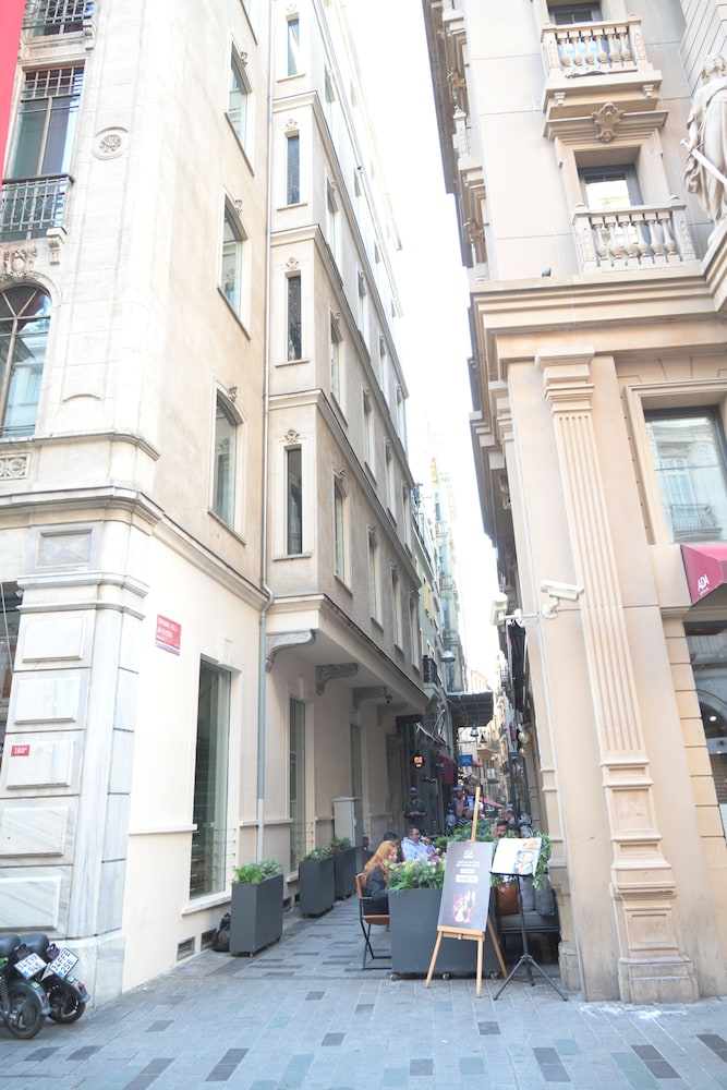 Grand Rue Hotel 33/40