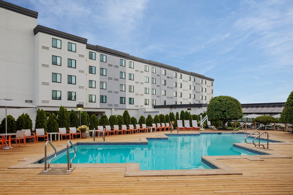 Holiday Inn Hasbrouck Heights Hotel 3/40