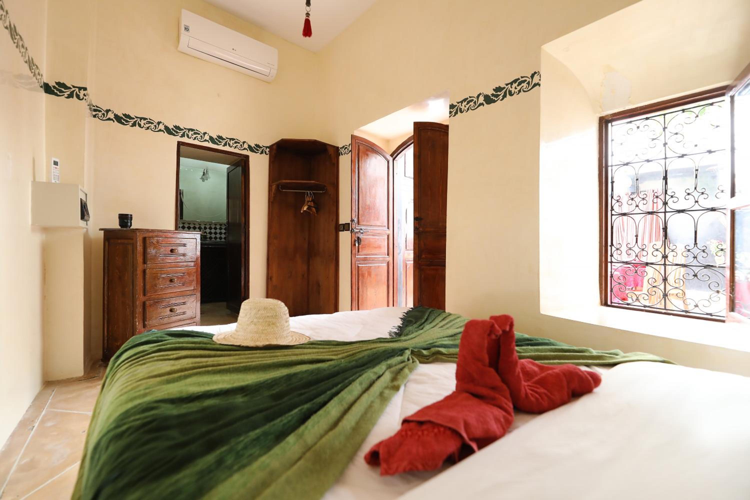Room, Double Bed, Smoking