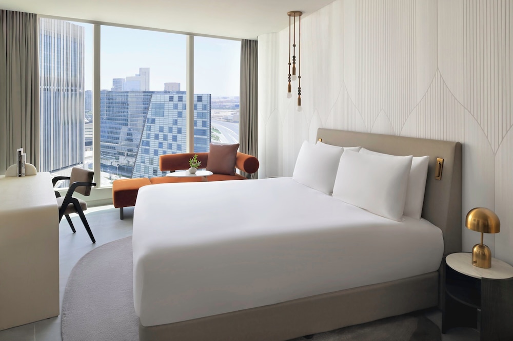 Essential, King Bed, High Floor 2/4