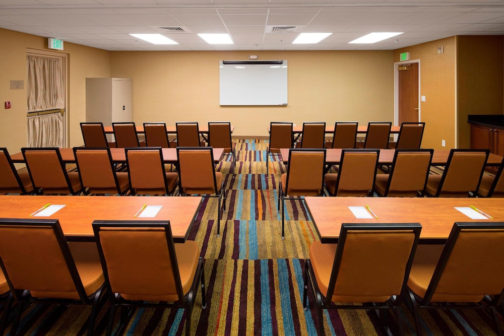 Fairfield Inn Suites Rancho Cordova 18/19