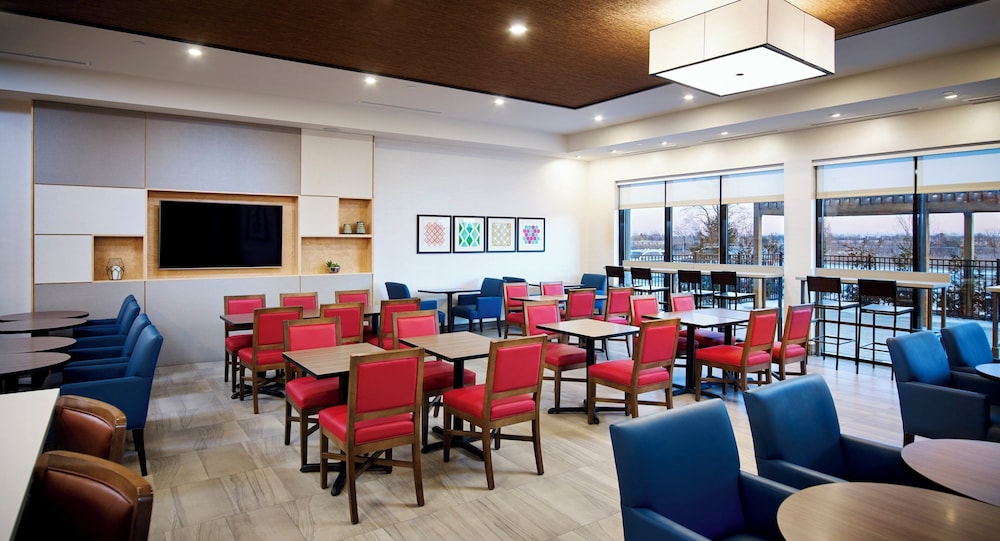 Holiday Inn Express And Suites Brantford 56/66