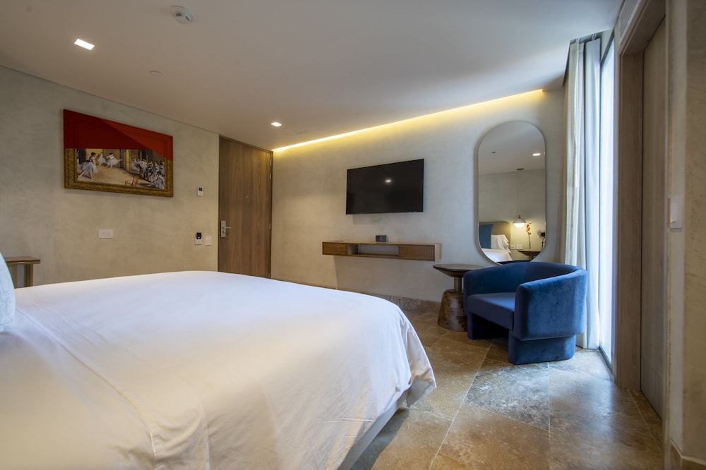 GRAND, KING BED