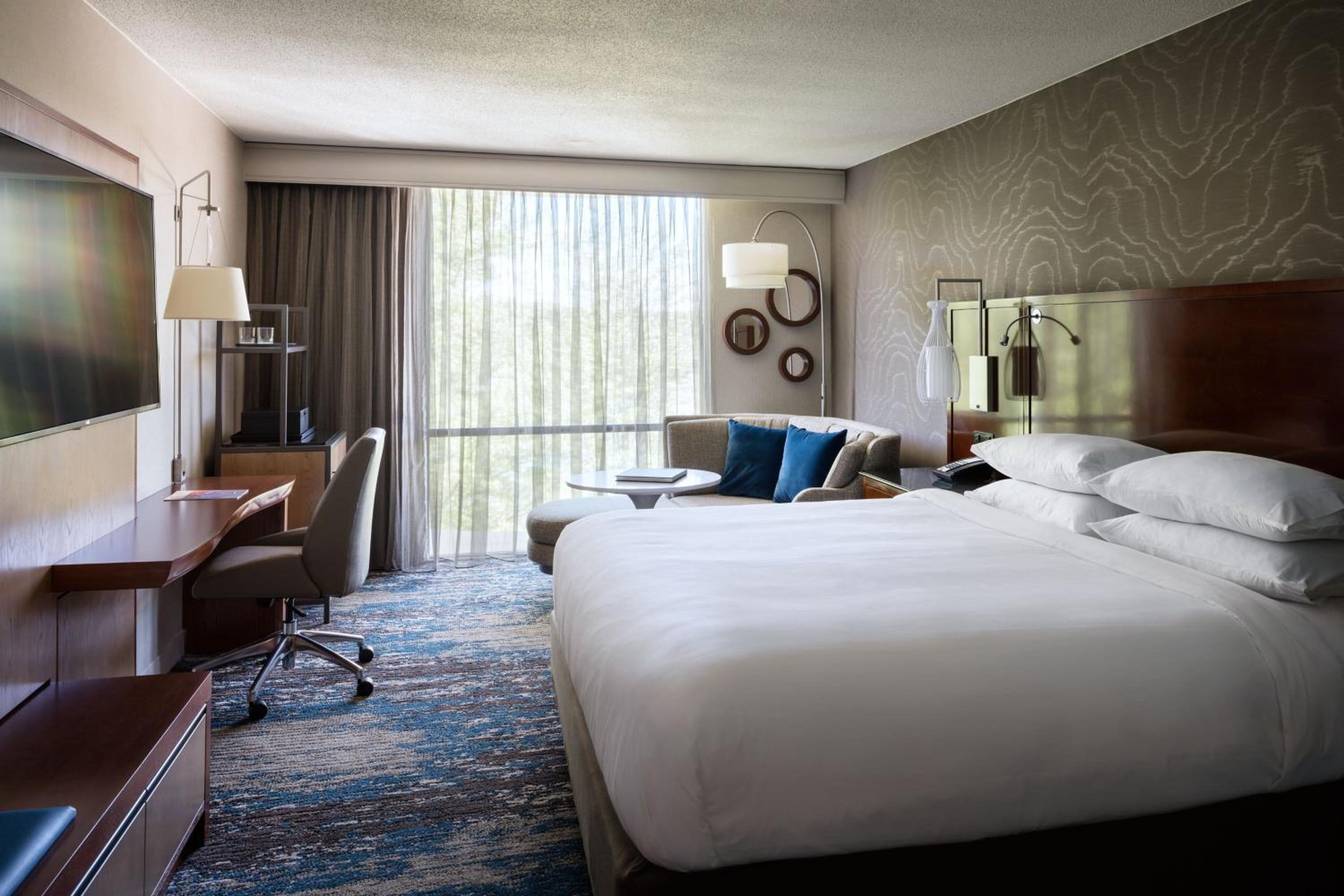 غرفة بسرير كينج بشرفة لذوي الإعاقة، Boston Marriott Newton 3/8