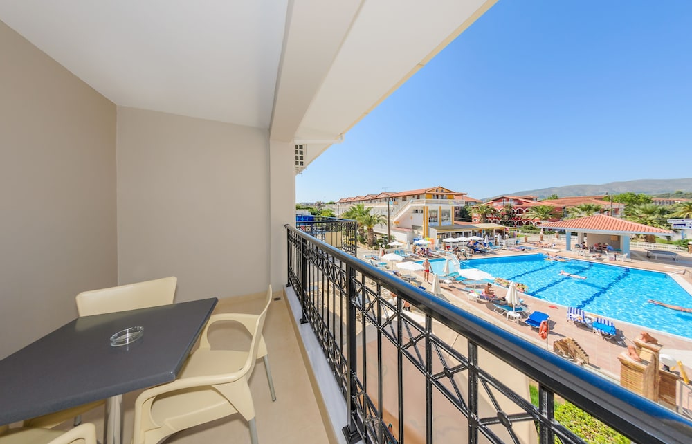 Karras Hotel 32/66