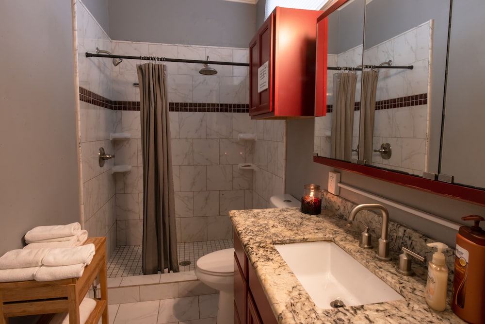 MIXED DORM, 4 BUNK BEDS, SHARED BATHROOM