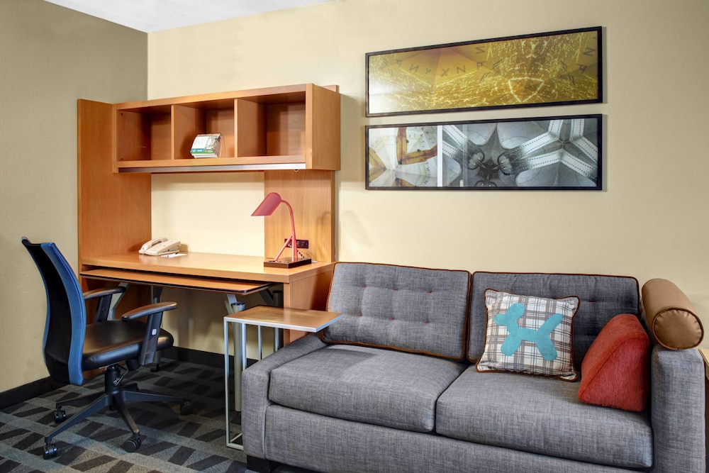 TownePlace Suites by Marriott Fresno 24/36