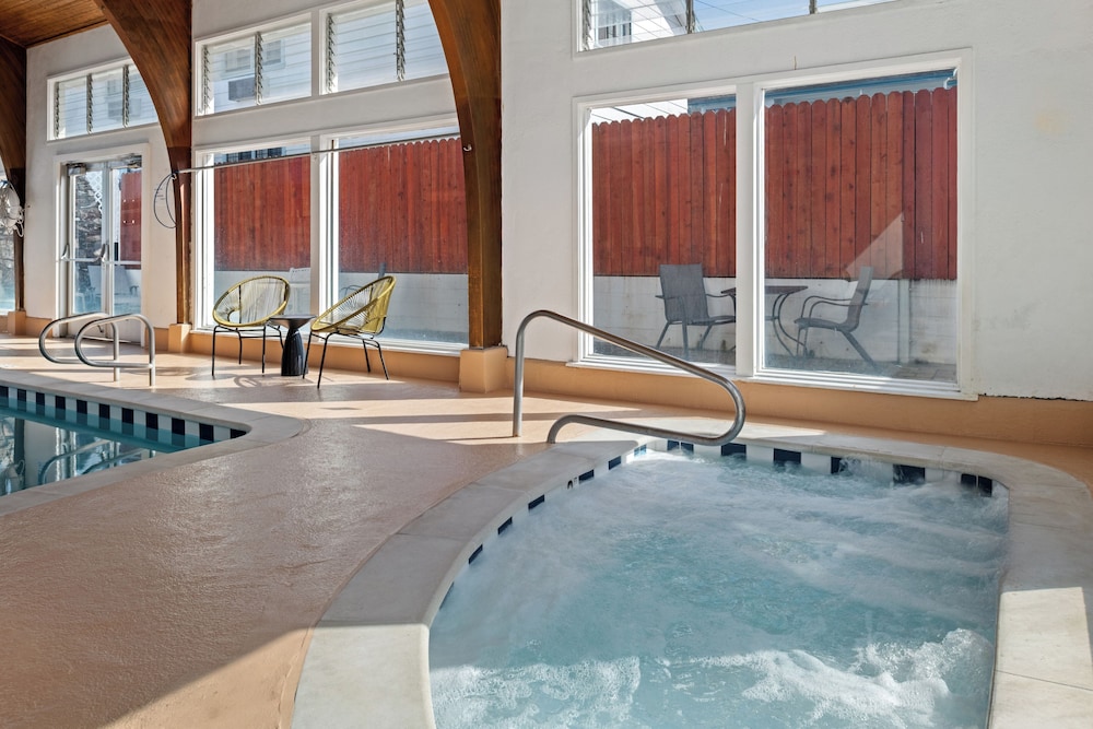 Stargazer Inn And Suites 38/66