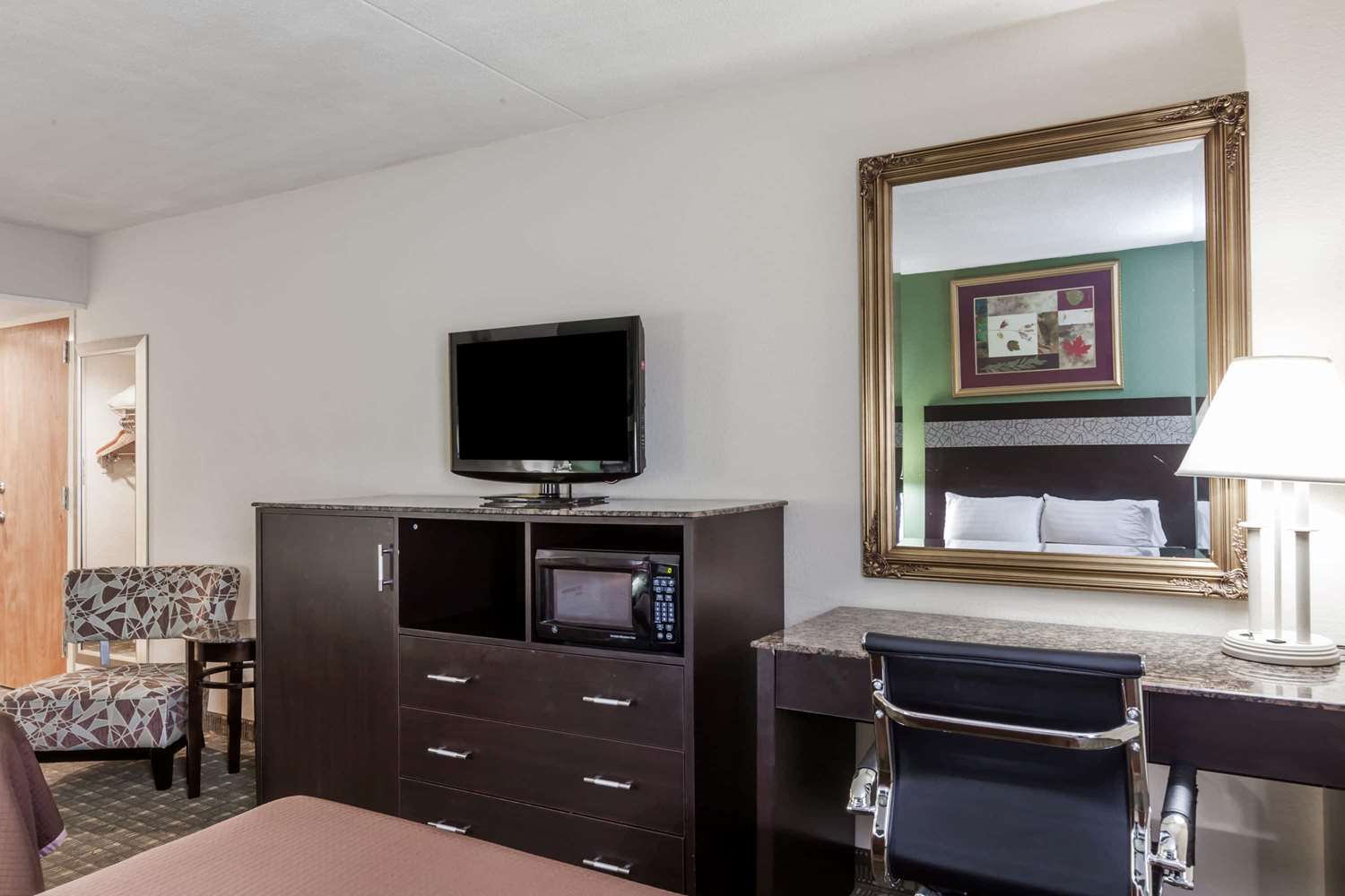 Howard Johnson by Wyndham Newark Airport 18/21
