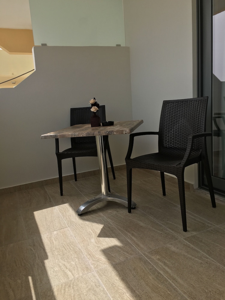 Maroula Blue Studios And Suites 63/70