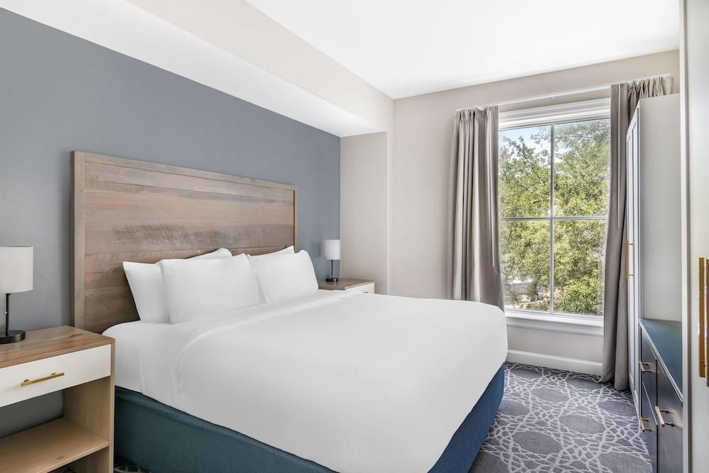 2 Bedrooms, Suite, 1 King and 2 Queen Beds, Sofa